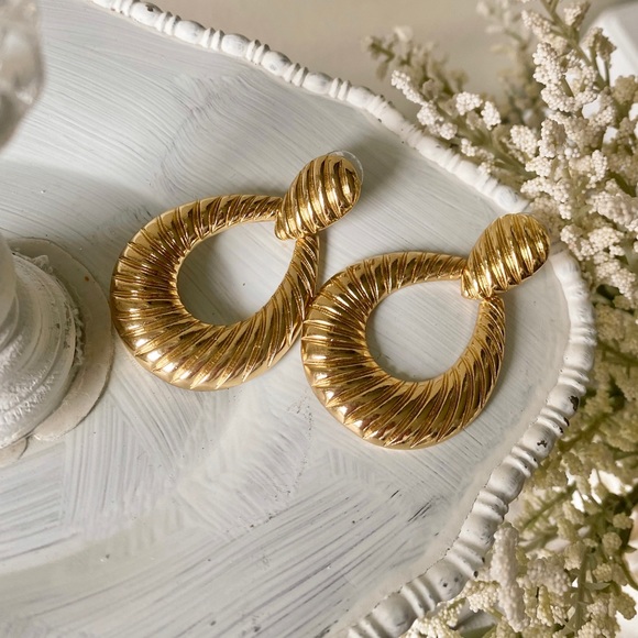 Gold Oval Hoop Detailed Earrings - Picture 3 of 16